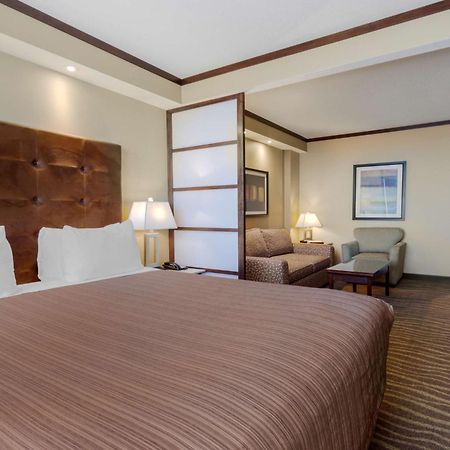 Best Western Premier Denham Inn & Suites Leduc Εξωτερικό φωτογραφία